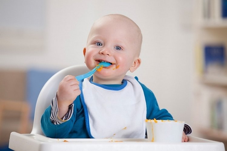 Ăn dặm tự chỉ huy (BLW - Baby Led Weaning) là phương pháp ăn dặm cho phép trẻ được tự quyết định món ăn