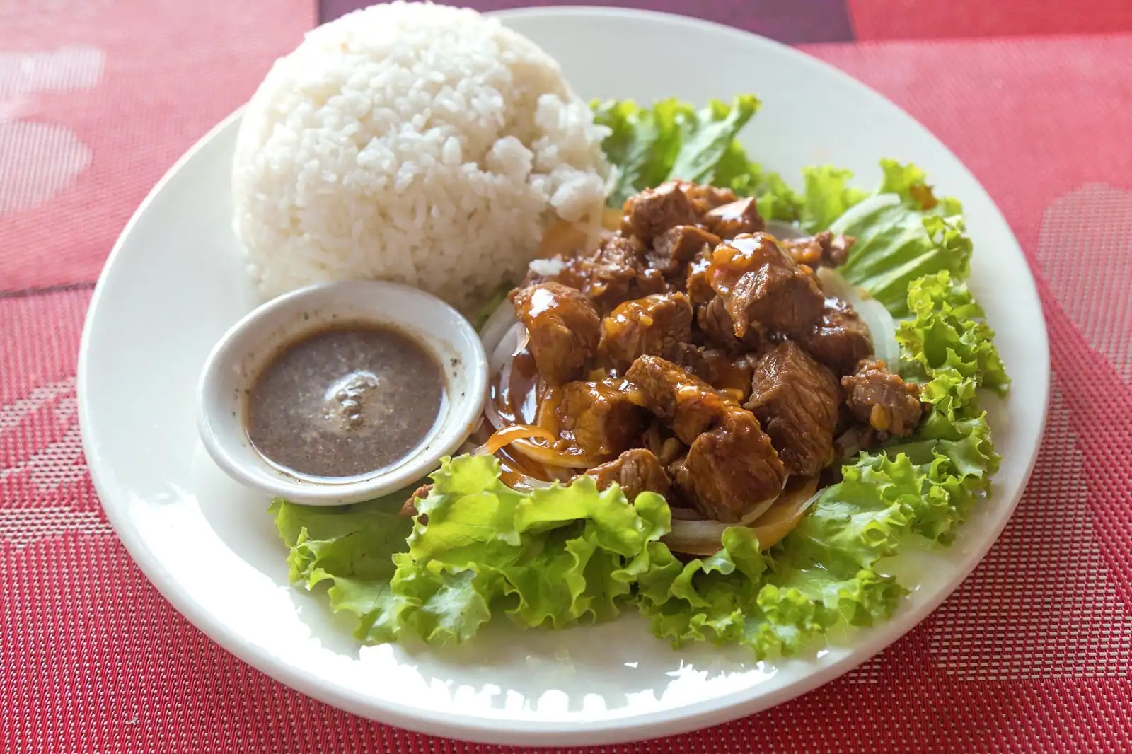 Lok lak (Thịt bò xào trong nước sốt nâu) - món ăn truyền thống của Khmer