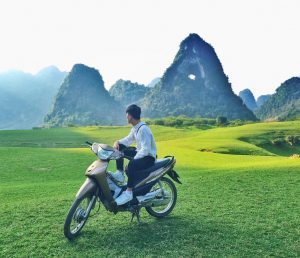 Di chuyển đến núi Mắt Thần bằng xe máy sẽ thuận tiện nhất