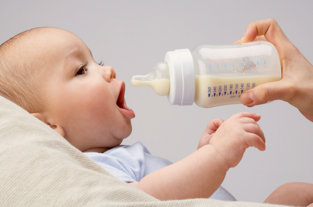 Sữa mẹ hoặc sữa công thức vẫn là nguồn dinh dưỡng chính của trẻ cho đến 12 tháng tuổ