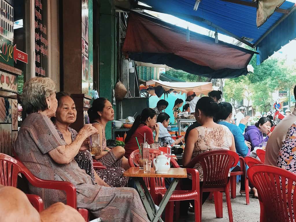 Khi bước chân vào quán, người Sài Gòn muốn uống cà phê pha chút sữa