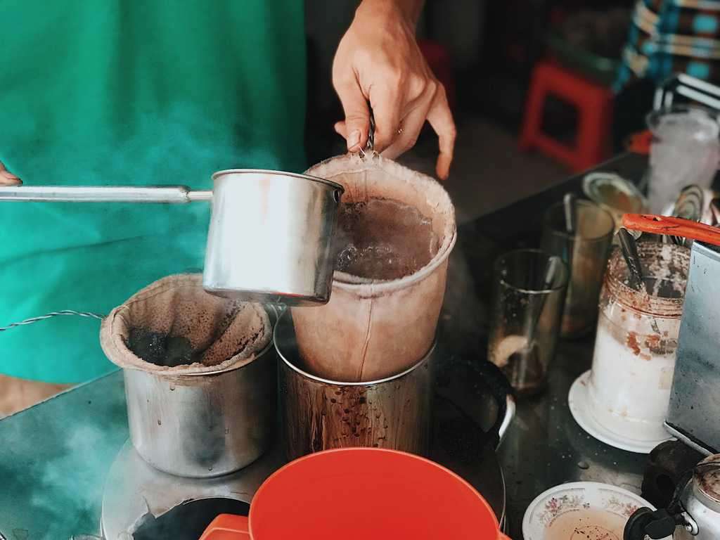 Thưởng thức cà phê vợt chuẩn vị Sài Gòn xưa