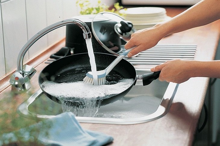 Vì sao không nên rửa chảo dầu mỡ bằng nước nóng?