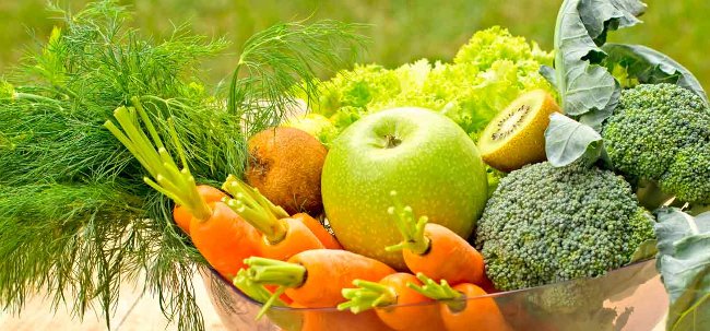 Nhiều người thường hay ăn cả vỏ và phần thịt của trái cây và rau củ vì nghĩ rằng chúng chứa nhiều chất dinh dưỡng. 