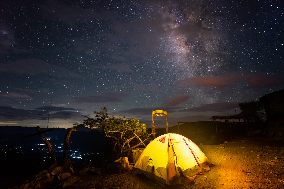 Chàng trai trẻ cắm trại một mình qua đêm ở thung lũng Hang Kia
