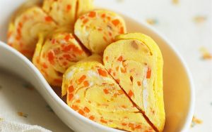 Bạn có thể dễ dàng làm trứng cuộn trái tim tại nhà