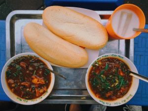 Những quán bánh mỳ sốt vang ngon nhất Hà Nội